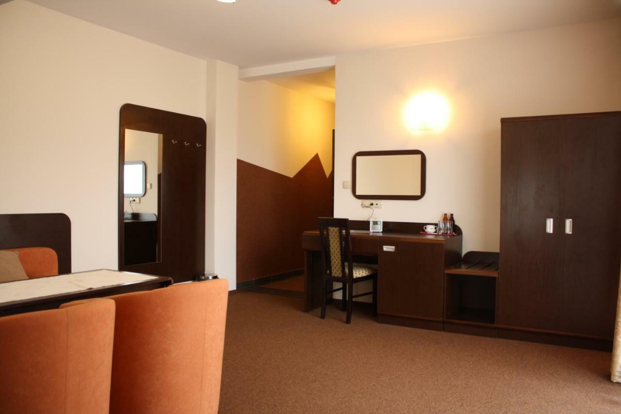 Hotel Pinocy Ledziny 외부 사진